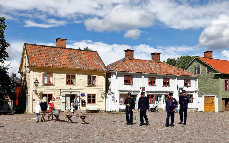 People in costumes in Gamla Linköping